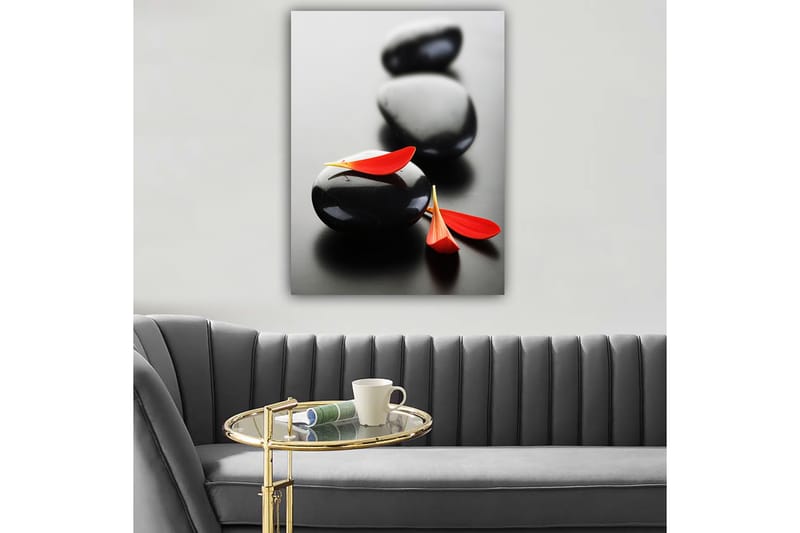 Lerretsbilde 70x100 cm - Tre svarte steiner med røde blomsterblader skaper en harmonisk og avslappende komposisjon - Svart / Rød - Interiør - Maleri & posters - Lerretsbilder
