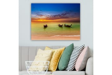 Lerretsbilde 70x100 cm - Tre tradisjonelle båter som ligger på en strand under en fargerik solnedgang - Blå / Oransje / Grønn - Interiør - Maleri & posters - Lerretsbilder