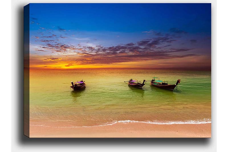 Lerretsbilde 70x100 cm - Tre tradisjonelle båter som ligger på en strand under en fargerik solnedgang - Blå / Oransje / Grønn - Interiør - Maleri & posters - Lerretsbilder