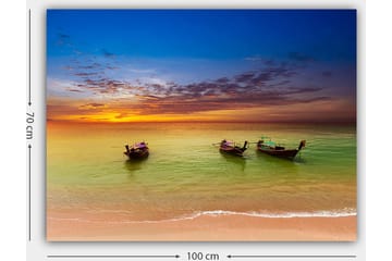 Lerretsbilde 70x100 cm - Tre tradisjonelle båter som ligger på en strand under en fargerik solnedgang - Blå / Oransje / Grønn - Interiør - Maleri & posters - Lerretsbilder