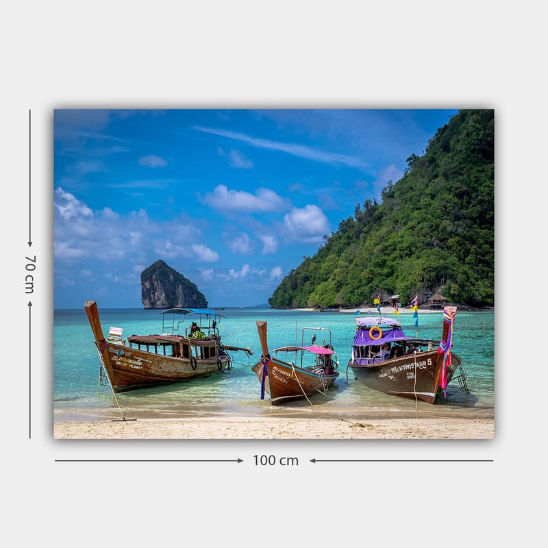 Lerretsbilde 70x100 cm - Tre tradisjonelle langbåter på en strand med en steinete øy i bakgrunnen - Brun / Turkis / Grønn - Interiør - Maleri & posters - Lerretsbilder