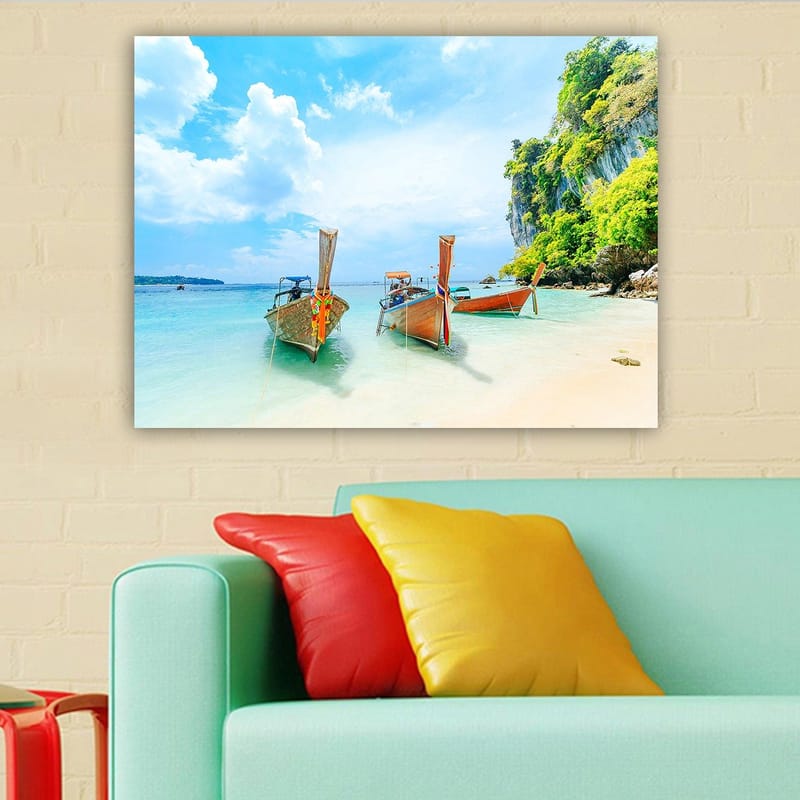 Lerretsbilde 70x100 cm - Tre tradisjonelle thailandske båter på en vakker strand med klart vann og frodige klipper i bakgrunnen - Blå / Grønn / Oransje - Interiør - Maleri & posters - Lerretsbilder