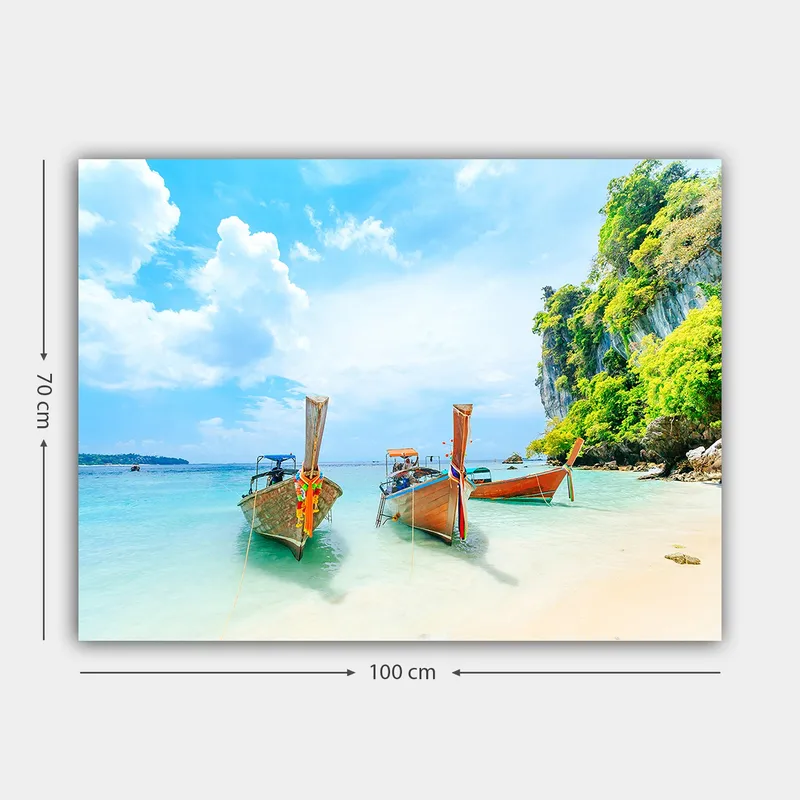 Lerretsbilde 70x100 cm - Tre tradisjonelle thailandske båter på en vakker strand med klart vann og frodige klipper i bakgrunnen - Blå / Grønn / Oransje - Interiør - Maleri & posters - Lerretsbilder
