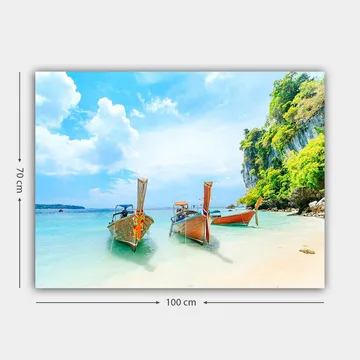 Lerretsbilde 70x100 cm - Tre tradisjonelle thailandske båter på en vakker strand med klart vann og frodige klipper i bakgrunnen - Blå / Grønn / Oransje - Interiør - Maleri & posters - Lerretsbilder