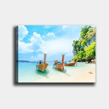 Lerretsbilde 70x100 cm - Tre tradisjonelle thailandske båter på en vakker strand med klart vann og frodige klipper i bakgrunnen - Blå / Grønn / Oransje - Interiør - Maleri & posters - Lerretsbilder