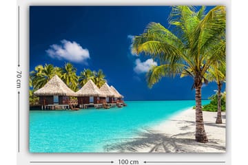 Lerretsbilde 70x100 cm - Tropisk strand med bungalower og palmer ved klart turkis vann - Turkis / Grønn / Beige - Interiør - Maleri & posters - Lerretsbilder