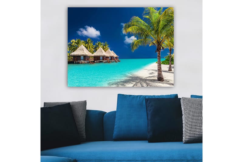 Lerretsbilde 70x100 cm - Tropisk strand med bungalower og palmer ved klart turkis vann - Turkis / Grønn / Beige - Interiør - Maleri & posters - Lerretsbilder