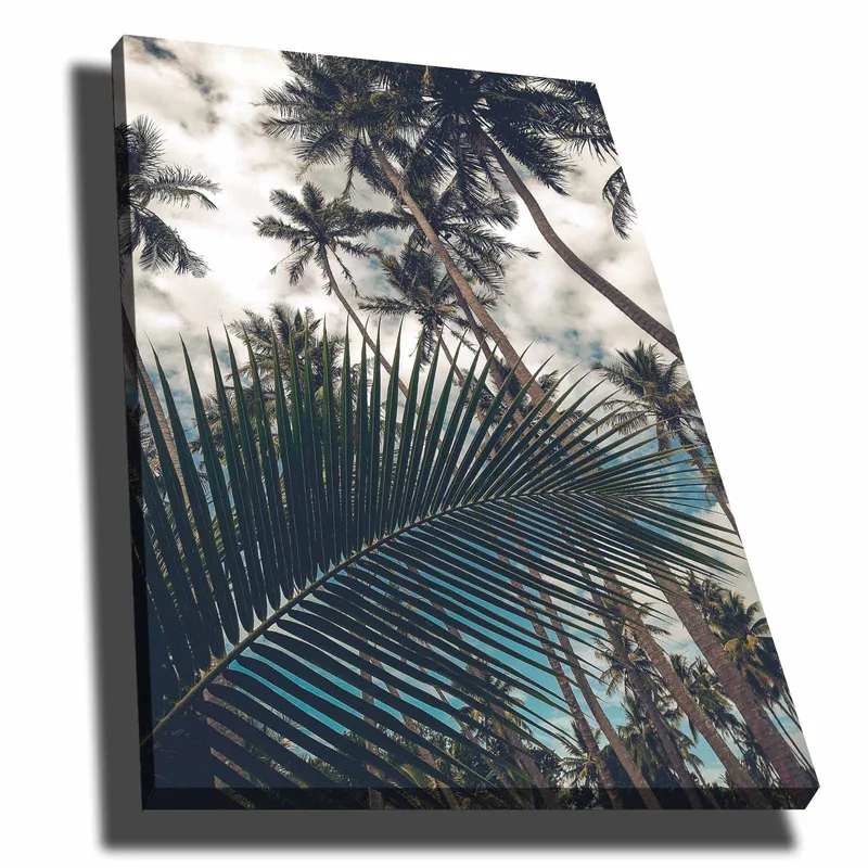 Lerretsbilde 70x100 cm - Tropisk palmelund med et stort palmeblad i forgrunnen, Mørkegrønn / Lysegrønn / Blå