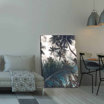 Lerretsbilde 70x100 cm - Tropisk palmelund med et stort palmeblad i forgrunnen - Mørkegrønn / Lysegrønn / Blå - Interiør - Maleri & posters - Lerretsbilder