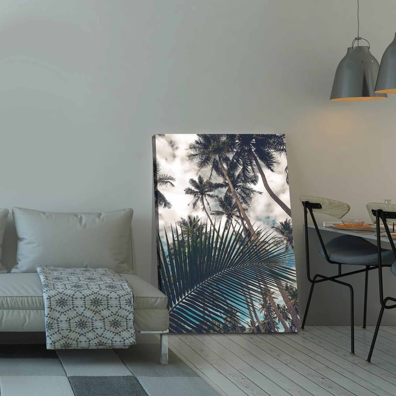 Lerretsbilde 70x100 cm - Tropisk palmelund med et stort palmeblad i forgrunnen - Mørkegrønn / Lysegrønn / Blå - Interiør - Maleri & posters - Lerretsbilder