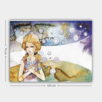 Lerretsbilde 70x100 cm - Ung kvinne som holder en bukett med sirkulære blomster i et drømmeaktig landskap - Lys blå / Beige / Lilla - Interiør - Maleri & posters - Lerretsbilder