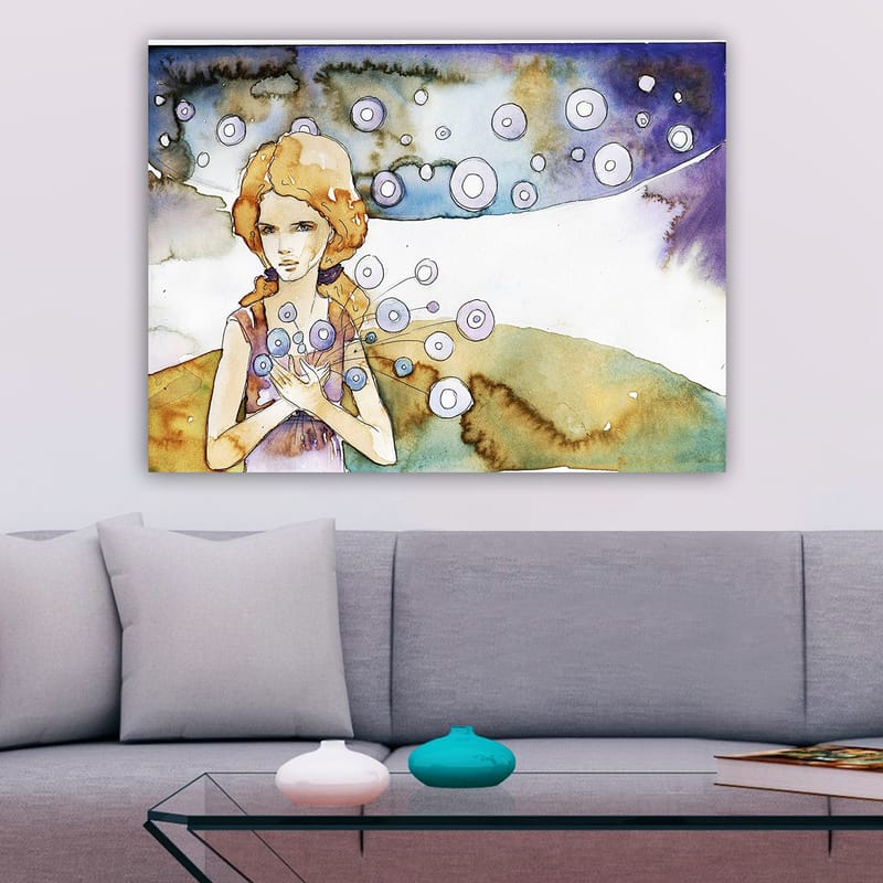 Lerretsbilde 70x100 cm - Ung kvinne som holder en bukett med sirkulære blomster i et drømmeaktig landskap - Lys blå / Beige / Lilla - Interiør - Maleri & posters - Lerretsbilder