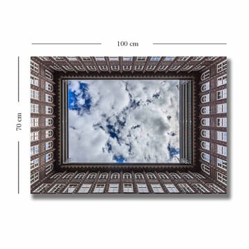 Lerretsbilde 70x100 cm - Utsikt over en bygningsfasade som rammer inn et speilbilde av himmelen - Mørk brun / Hvit / Lys blå - Interiør - Maleri & posters - Lerretsbilder