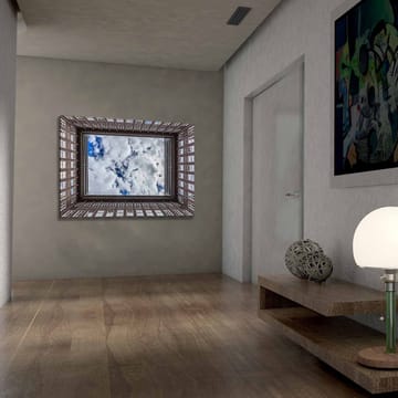 Lerretsbilde 70x100 cm - Utsikt over en bygningsfasade som rammer inn et speilbilde av himmelen - Mørk brun / Hvit / Lys blå - Interiør - Maleri & posters - Lerretsbilder