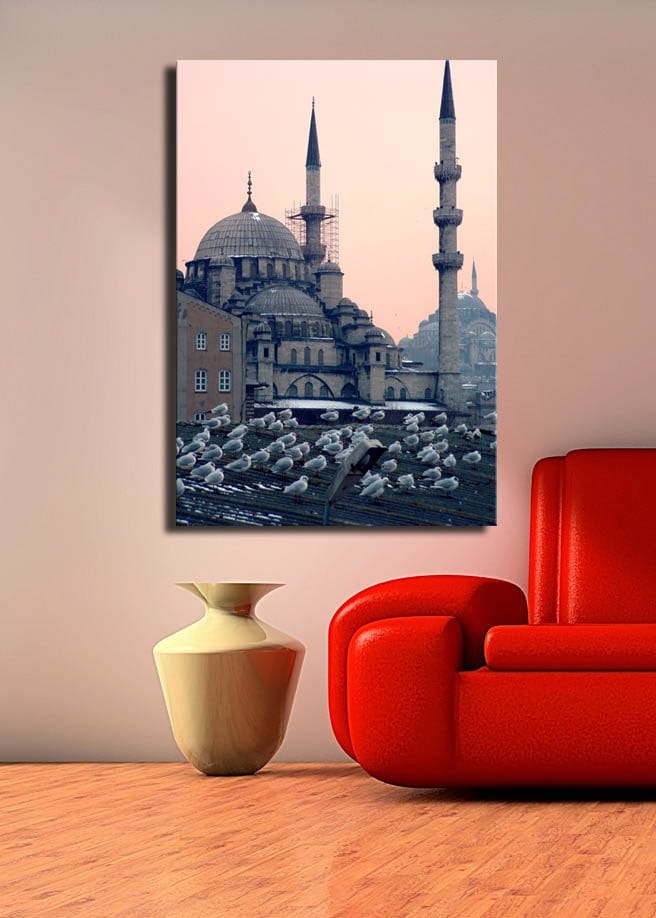 Lerretsbilde 70x100 cm - Utsikt over en historisk moské med fugler som sitter på taket - Grå / Blå / Beige - Interiør - Maleri & posters - Lerretsbilder