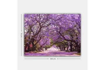 Lerretsbilde 70x100 cm - Vakker allé med lilla blomstrende trær som skaper en drømmeaktig atmosfære - Lilla / Grønn - Interiør - Maleri & posters - Lerretsbilder
