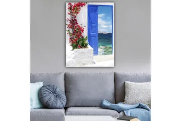 Lerretsbilde 70x100 cm - Vakker blå dør omgitt av blomster i rødt som fører ut til havutsikt - Blå / Rød / Grønn - Interiør - Maleri & posters - Lerretsbilder