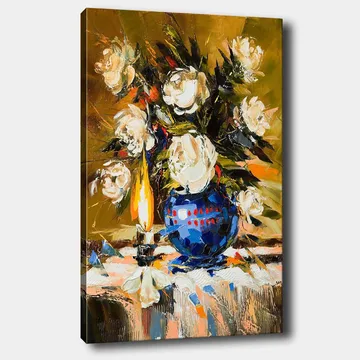 Lerretsbilde 70x100 cm - Vakker blomsterbukett i en blå vase med en tent lampe som skaper en varm atmosfære - Hvit / Blå / Grønn - Interiør - Maleri & posters - Lerretsbilder