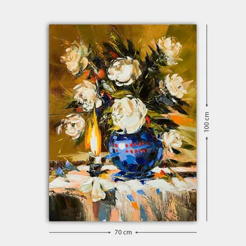 Lerretsbilde 70x100 cm - Vakker blomsterbukett i en blå vase med en tent lampe som skaper en varm atmosfære - Hvit / Blå / Grønn - Interiør - Maleri & posters - Lerretsbilder