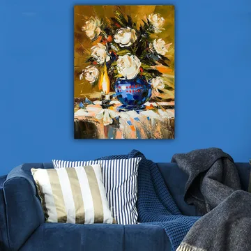 Lerretsbilde 70x100 cm - Vakker blomsterbukett i en blå vase med en tent lampe som skaper en varm atmosfære - Hvit / Blå / Grønn - Interiør - Maleri & posters - Lerretsbilder