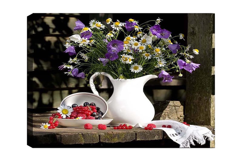 Lerretsbilde 70x100 cm - Vakker blomsterbukett i en hvit mugge, omgitt av friske bær på en treflate, Lilla / Hvit / Grønn