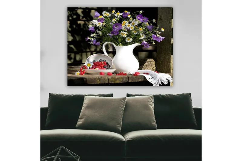 Lerretsbilde 70x100 cm - Vakker blomsterbukett i en hvit mugge, omgitt av friske bær på en treflate - Lilla / Hvit / Grønn - Interiør - Maleri & posters - Lerretsbilder