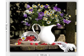 Lerretsbilde 70x100 cm - Vakker blomsterbukett i en hvit mugge, omgitt av friske bær på en treflate - Lilla / Hvit / Grønn - Interiør - Maleri & posters - Lerretsbilder