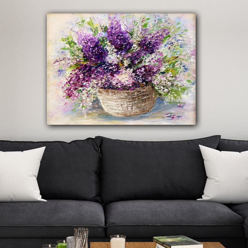 Lerretsbilde 70x100 cm - Vakker blomsterbukett i en kurv med lilla og hvite blomster - Lilla / Hvit / Grønn - Interiør - Maleri & posters - Lerretsbilder