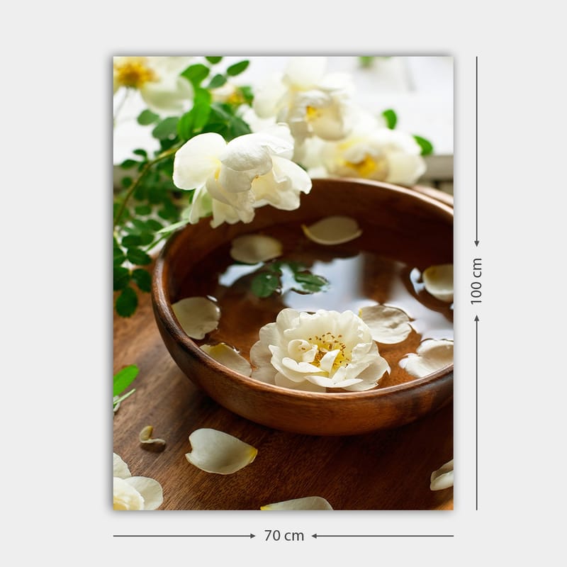 Lerretsbilde 70x100 cm - Vakker bolle med hvite blomster og kronblader som flyter på vann - Hvit / Brun / Grønn - Interiør - Maleri & posters - Lerretsbilder