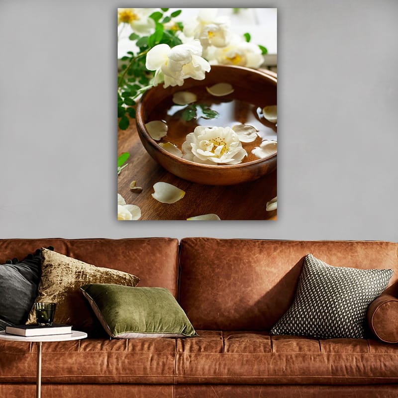 Lerretsbilde 70x100 cm - Vakker bolle med hvite blomster og kronblader som flyter på vann - Hvit / Brun / Grønn - Interiør - Maleri & posters - Lerretsbilder