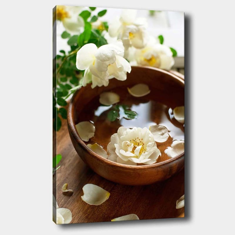 Lerretsbilde 70x100 cm - Vakker bolle med hvite blomster og kronblader som flyter på vann, Hvit / Brun / Grønn