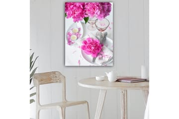 Lerretsbilde 70x100 cm - Vakker borddekking med rosa peoner og elegante glass - Rosa / Hvit - Interiør - Maleri & posters - Lerretsbilder
