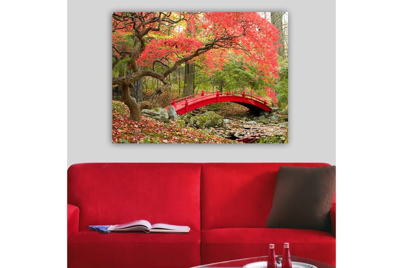 Lerretsbilde 70x100 cm - Vakker bro i rødt omgitt av høstfargede trær og blader - Rød / Grønn / Brun - Interiør - Maleri & posters - Lerretsbilder