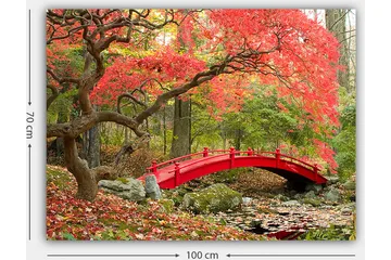Lerretsbilde 70x100 cm - Vakker bro i rødt omgitt av høstfargede trær og blader - Rød / Grønn / Brun - Interiør - Maleri & posters - Lerretsbilder