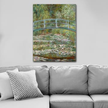 Lerretsbilde 70x100 cm - Vakker bro over en dam med vannliljer i frodige omgivelser - Grønn / Blå / Hvit - Interiør - Maleri & posters - Lerretsbilder