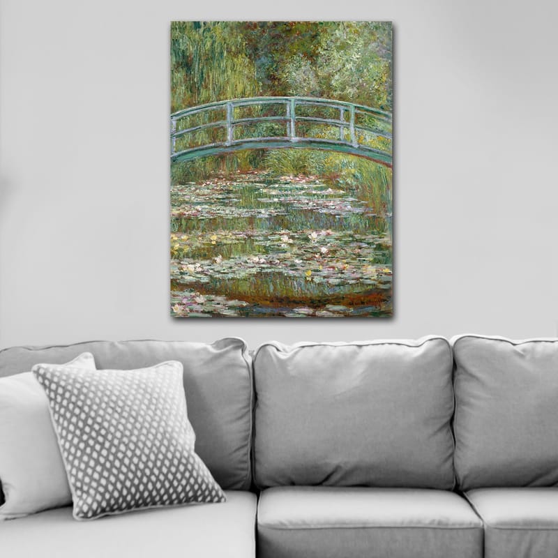 Lerretsbilde 70x100 cm - Vakker bro over en dam med vannliljer i frodige omgivelser - Grønn / Blå / Hvit - Interiør - Maleri & posters - Lerretsbilder