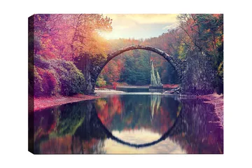 Lerretsbilde 70x100 cm - Vakker bro speilet i en rolig innsjø omgitt av fargerike høsttrær - Rød / Grønn / Oransje - Interiør - Maleri & posters - Lerretsbilder