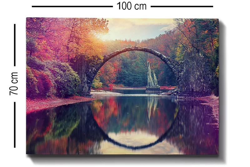 Lerretsbilde 70x100 cm - Vakker bro speilet i en rolig innsjø omgitt av fargerike høsttrær - Rød / Grønn / Oransje - Interiør - Maleri & posters - Lerretsbilder