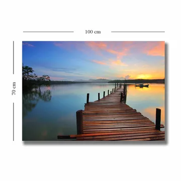 Lerretsbilde 70x100 cm - Vakker brygge som strekker seg ut over en rolig innsjø ved solnedgang - Blå / Oransje / Brun - Interiør - Maleri & posters - Lerretsbilder
