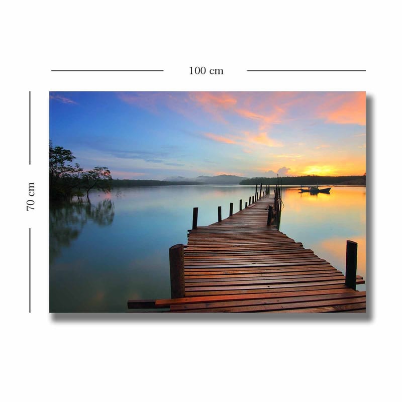 Lerretsbilde 70x100 cm - Vakker brygge som strekker seg ut over en rolig innsjø ved solnedgang - Blå / Oransje / Brun - Interiør - Maleri & posters - Lerretsbilder