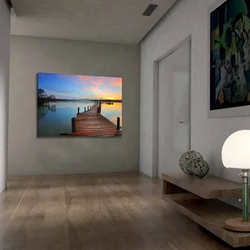 Lerretsbilde 70x100 cm - Vakker brygge som strekker seg ut over en rolig innsjø ved solnedgang - Blå / Oransje / Brun - Interiør - Maleri & posters - Lerretsbilder