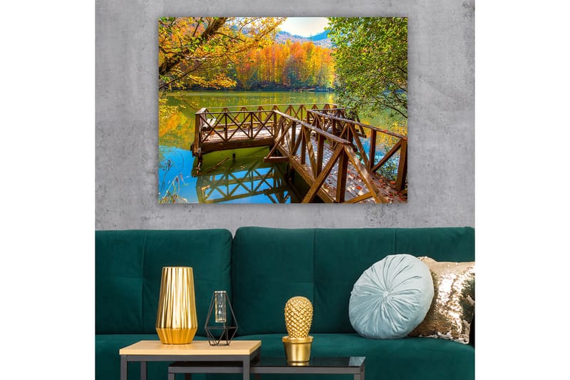 Lerretsbilde 70x100 cm - Vakker brygge ved en speilblank innsjø omgitt av høstfargede trær - Gull / Grønn / Brun - Interiør - Maleri & posters - Lerretsbilder