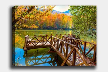 Lerretsbilde 70x100 cm - Vakker brygge ved en speilblank innsjø omgitt av høstfargede trær - Gull / Grønn / Brun - Interiør - Maleri & posters - Lerretsbilder