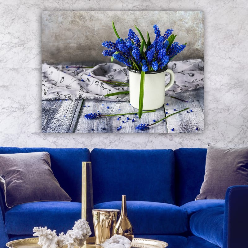 Lerretsbilde 70x100 cm - Vakker bukett med blå hyasinter i en hvit kopp - Blå / Grønn - Interiør - Maleri & posters - Lerretsbilder