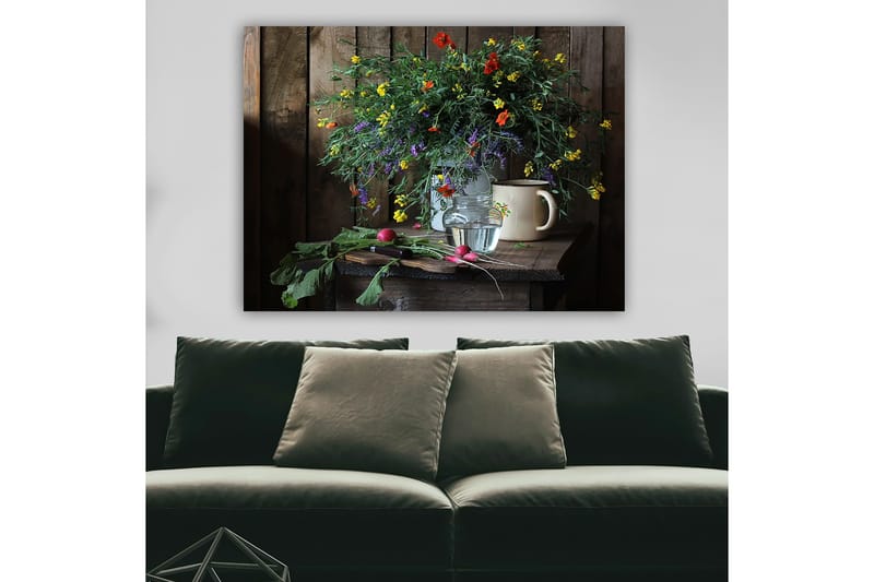 Lerretsbilde 70x100 cm - Vakker bukett med fargerike blomster i en glassvase på et trebord, Grønn / Gul / Rød