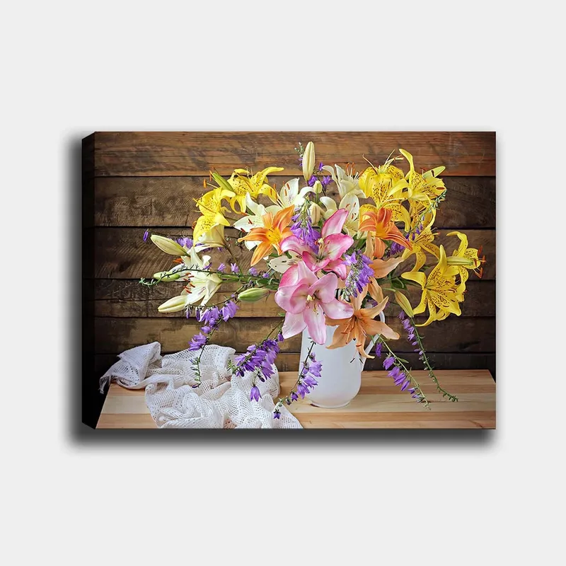 Lerretsbilde 70x100 cm - Vakker bukett med fargerike blomster i en hvit vase, Gul / Rosa / Lilla