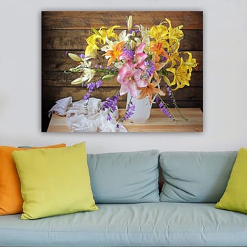 Lerretsbilde 70x100 cm - Vakker bukett med fargerike blomster i en hvit vase - Gul / Rosa / Lilla - Interiør - Maleri & posters - Lerretsbilder