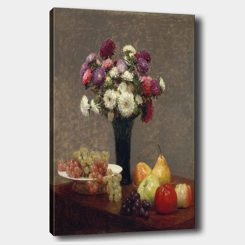 Lerretsbilde 70x100 cm - Vakker bukett med fargerike blomster i en vase, omgitt av frukt på et bord, Lilla / Grønn / Rød