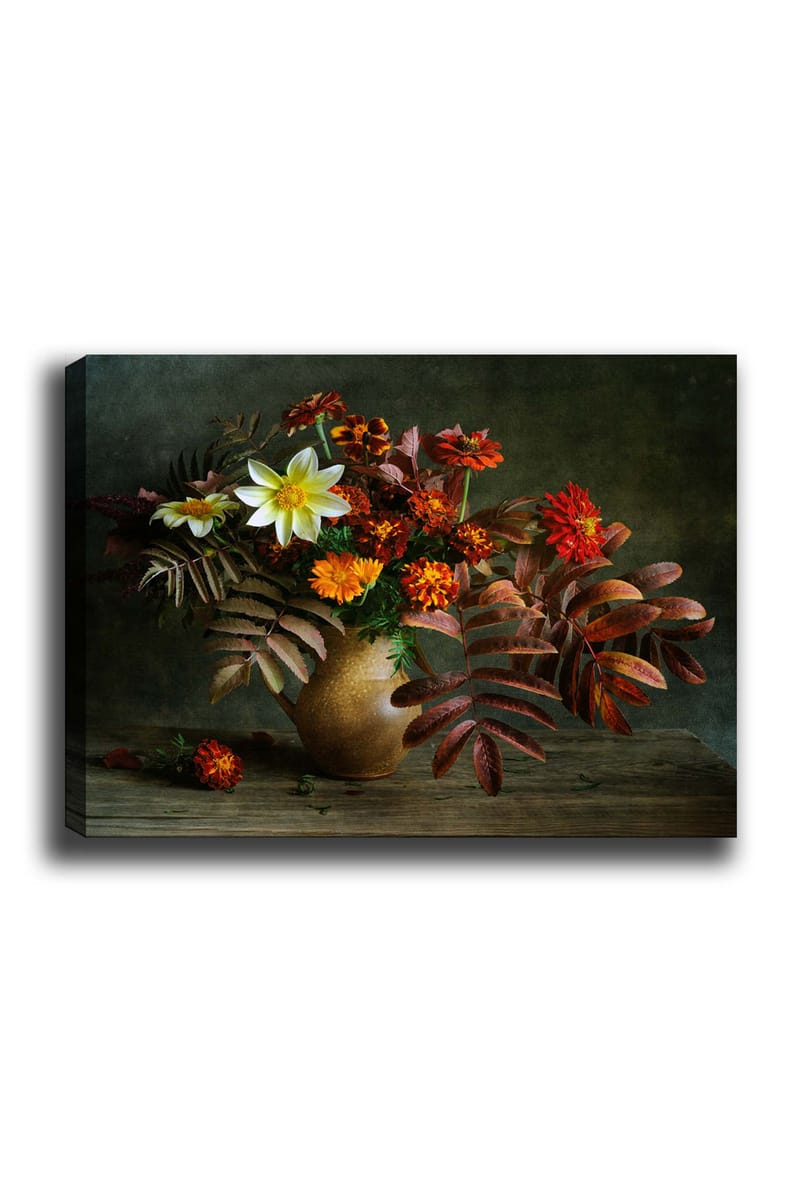 Lerretsbilde 70x100 cm - Vakker bukett med fargerike blomster og blader i en keramisk vase, Hvit / Oransje / Rød