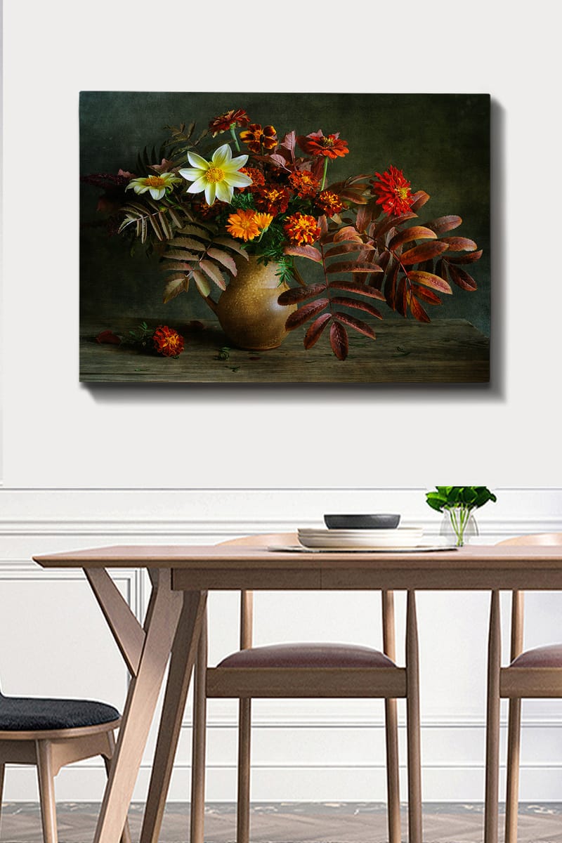 Lerretsbilde 70x100 cm - Vakker bukett med fargerike blomster og blader i en keramisk vase - Hvit / Oransje / Rød - Interiør - Maleri & posters - Lerretsbilder